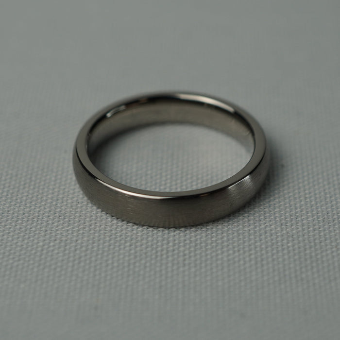The Claymore 4mm titanium ring shown from the side