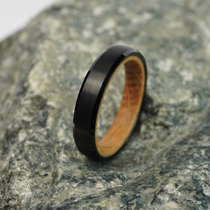 The Speyside 4mm bevelled ring with barrel oak interior on textured stone