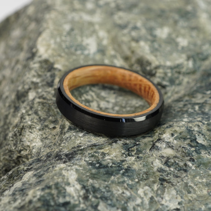 The Speyside 4mm bevelled ring showing the barrel oak lining